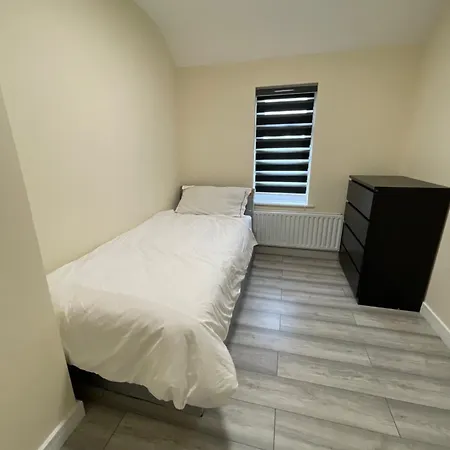 Uppamost London Luxury 2 Dagenham