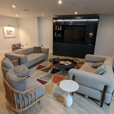 Stunning 1 Bed Studio Flat With Free Parking And Free Wifi In Capella Court *