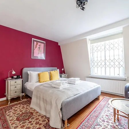 Apartment Stylish And Sleek Kensington London