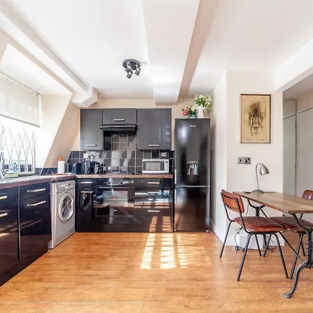 Stylish And Sleek Kensington Apartment