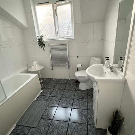 Apartment Spacious 2 Bed Flat In
