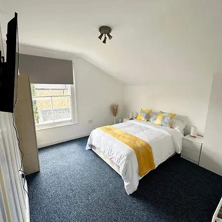 Spacious 2 Bed Flat In Apartment