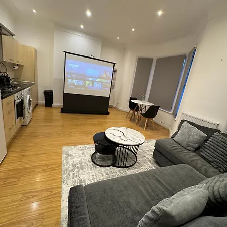 Apartment Spacious 2 Bed Flat In *