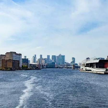 Apartment Escape - Royal Wharf *