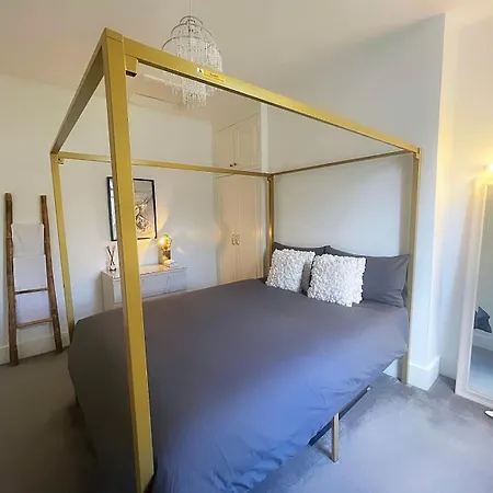 Queen Bedroom In Maida Vale *