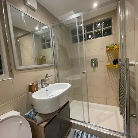 Queen Bedroom In Maida Vale Homestay London