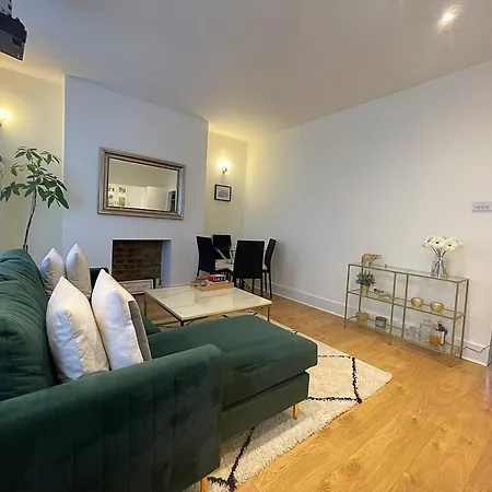 Queen Bedroom In Maida Vale Homestay London