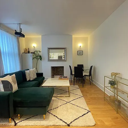 Queen Bedroom In Maida Vale