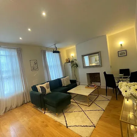 Queen Bedroom In Maida Vale Homestay *