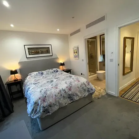 Apartment Luxury Skyline Retreat Brentford