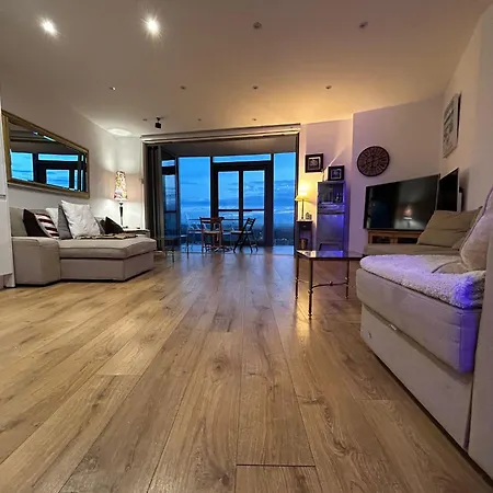 Apartment Luxury Skyline Retreat *