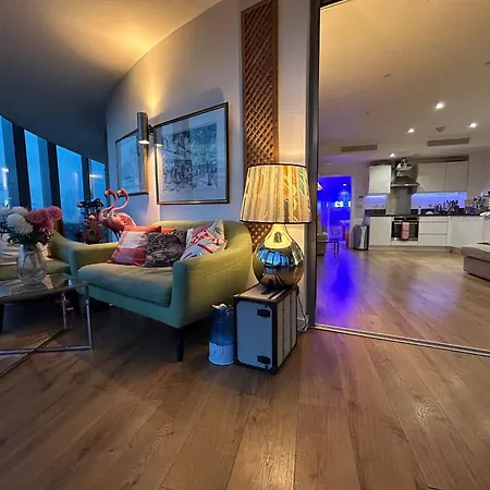 Apartment Luxury Skyline Retreat Brentford