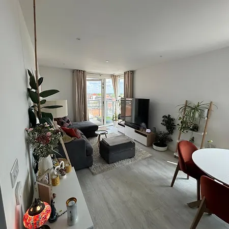 Homestay Wonderful En-suite Bedroom - With Bruno Hounslow