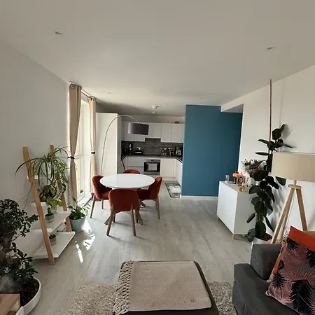 Wonderful En-suite Bedroom - With Bruno Homestay Hounslow
