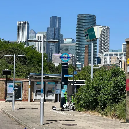 Modern Ground Floor In Canary Wharf, Free Parking