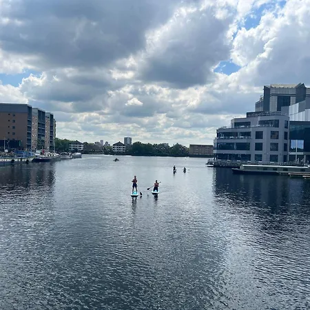 Modern Ground Floor In Canary Wharf, Free Parking Apartment *