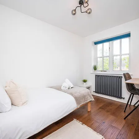 Holiday home Greenwich House 10 Mins To O2 - Free Parking Pass The Keys *