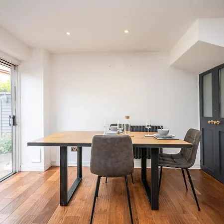 Holiday home Greenwich House 10 Mins To O2 - Free Parking Pass The Keys London