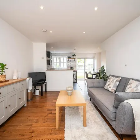 Holiday home Greenwich House 10 Mins To O2 - Free Parking Pass The Keys London