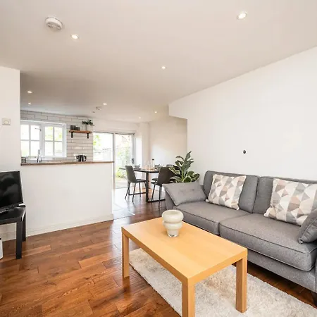 Holiday home Greenwich House 10 Mins To O2 - Free Parking Pass The Keys London