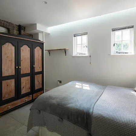 Parea Living - Spacious North House With Big Garden Apartment London