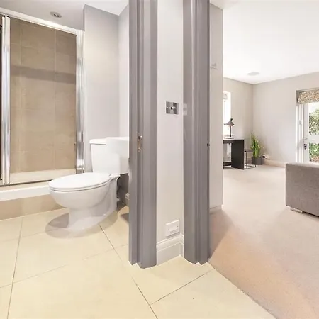 The - Barons Court Station Accommodatie bij particulieren Londen