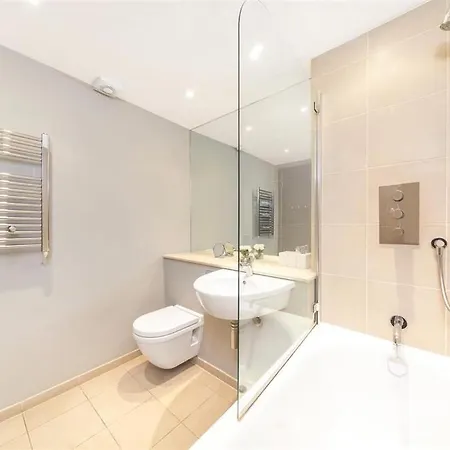 The - Barons Court Station Accommodatie bij particulieren