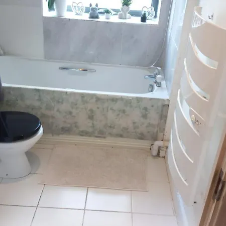 Comfy With Shared Bathroom