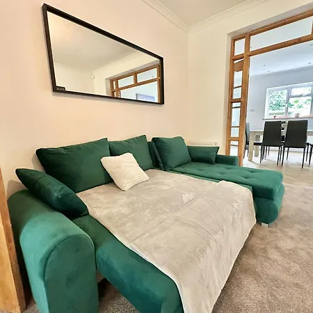 Long Term Comfort - Modern 3br Retreat With Free Parking & Wifi Holiday home *