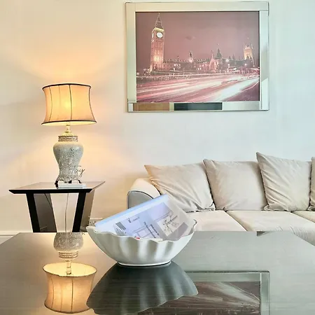 Long Term Comfort - Modern 3br Retreat With Free Parking & Wifi *