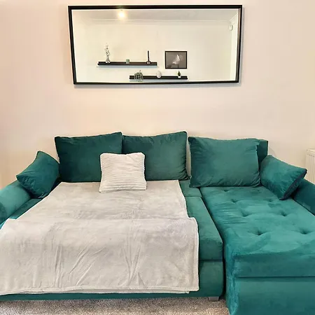 Long Term Comfort - Modern 3br Retreat With Free Parking & Wifi