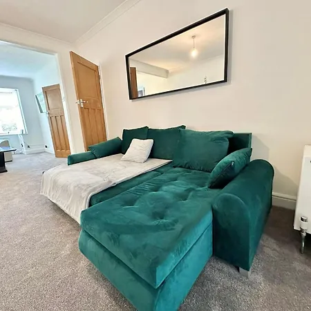 Long Term Comfort - Modern 3br Retreat With Free Parking & Wifi Holiday home *