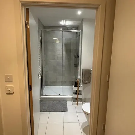 Wonderful En-suite Bedroom - With Bruno Homestay Hounslow