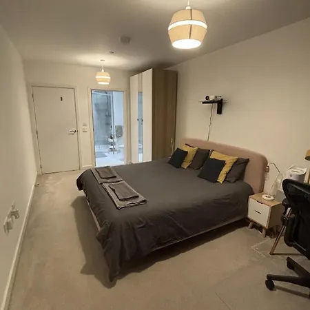 Homestay Wonderful En-suite Bedroom - With Bruno Hounslow