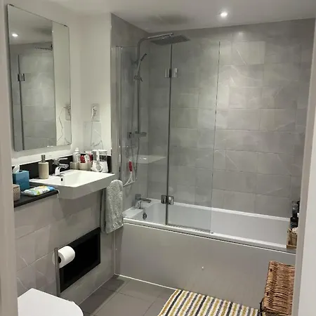 Wonderful En-suite Bedroom - With Bruno Hounslow
