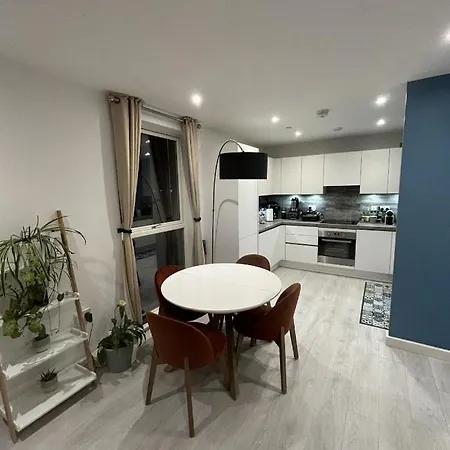Wonderful En-suite Bedroom - With Bruno Homestay Hounslow