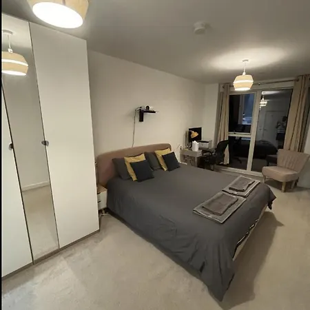 Wonderful En-suite Bedroom - With Bruno Hounslow