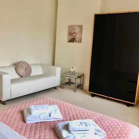 Family Flat In Kingston Upon Thames *