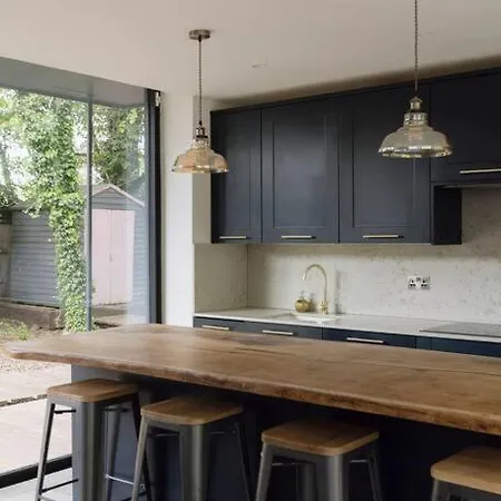 Parea Living - Spacious North House With Big Garden Apartment London