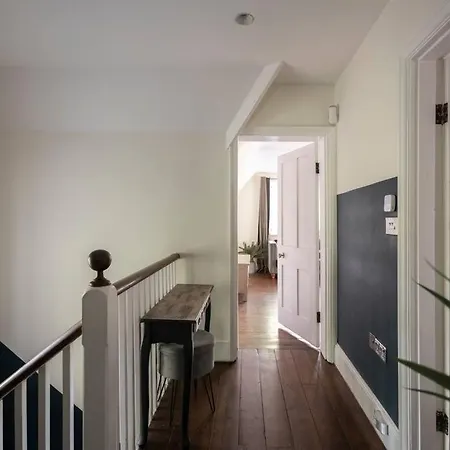 Parea Living - Spacious North House With Big Garden *