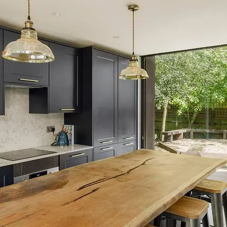 Parea Living - Spacious North House With Big Garden London