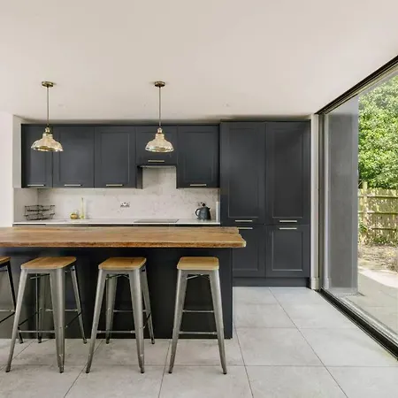 Parea Living - Spacious North House With Big Garden London