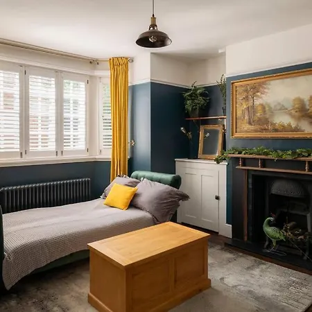 Parea Living - Spacious North House With Big Garden
