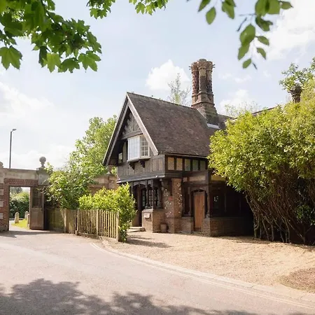 Apartment Parea Living - Spacious North House With Big Garden London