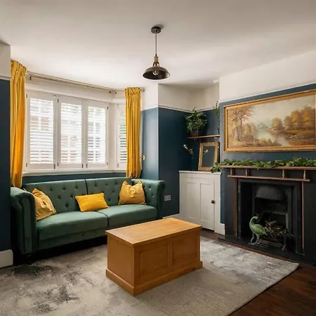 Parea Living - Spacious North House With Big Garden