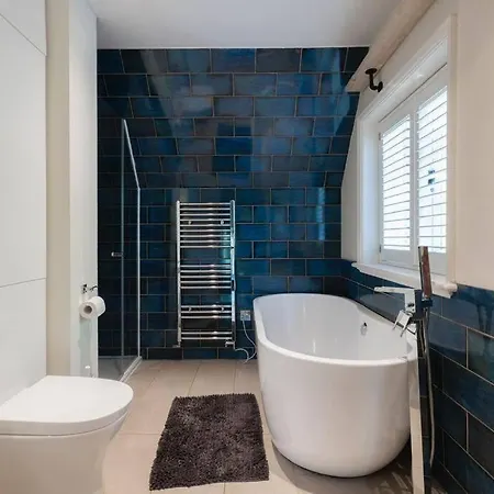Parea Living - Spacious North House With Big Garden Apartment London