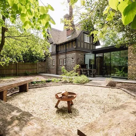 Parea Living - Spacious North House With Big Garden London