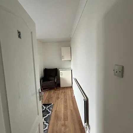 Guest house Spacious 3 Bedroom Semi-detached House *