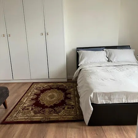 Spacious 3 Bedroom Semi-detached House Carshalton