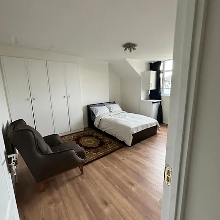Guest house Spacious 3 Bedroom Semi-detached House Carshalton